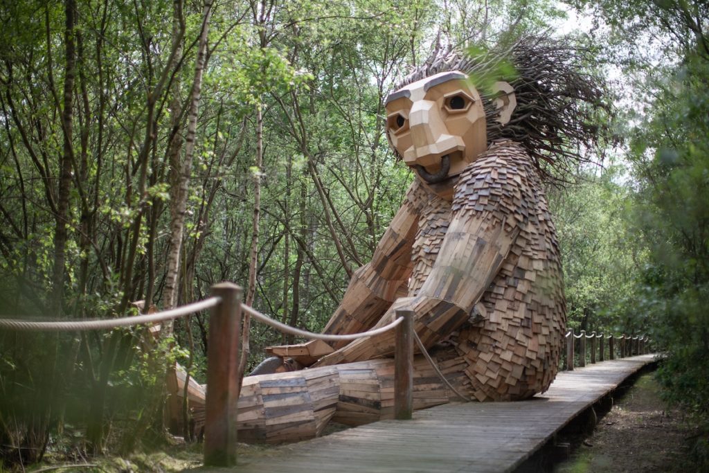 Trolls gigante creado por Thomas Dambo