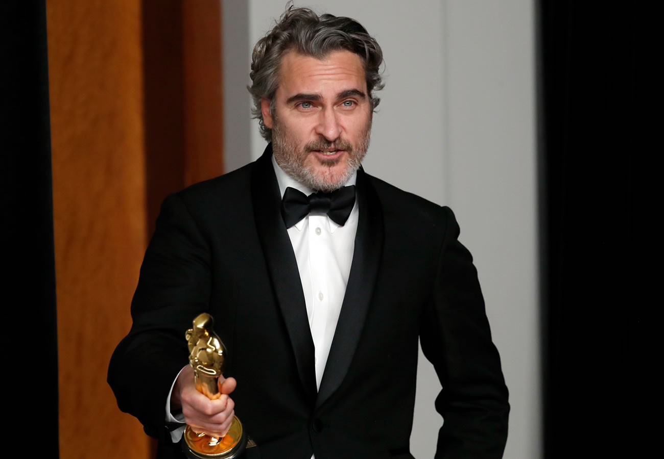 Joaquin Phoenix con la estatuilla de los premios Oscar